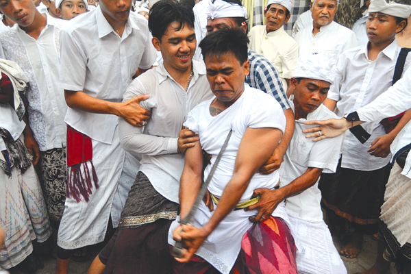 Tradisi-Ngerebong-Bali2014