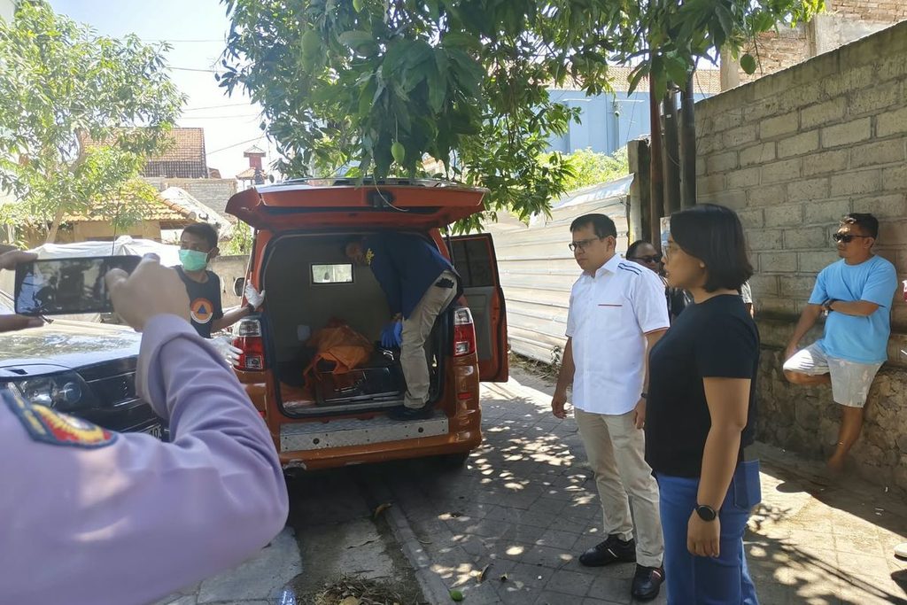 Police officers evacuate the body of an Australian national found dead at a bungalow on Jalan Three Brothers in Central Legian, Kuta, Badung, Bali.