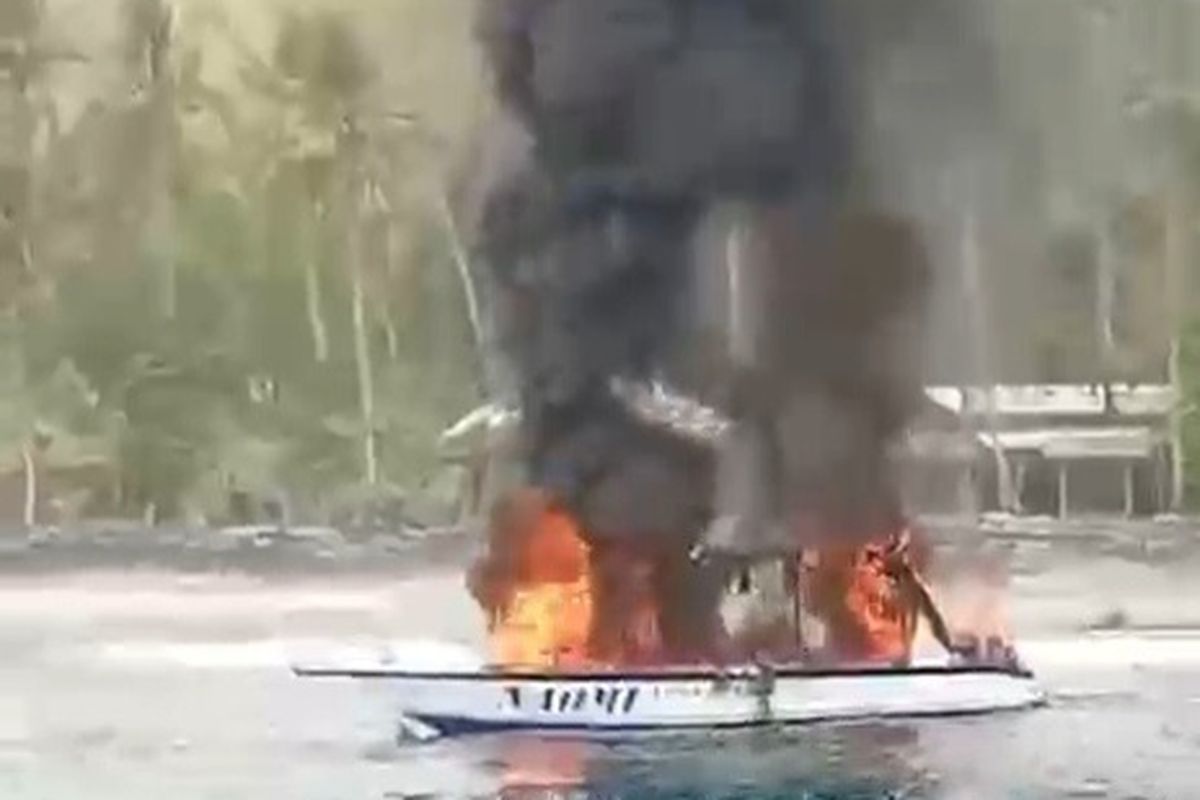 Snorkeling Boat Catches Fire in Nusa Penida After Explosion; Tourists Jump Overboard